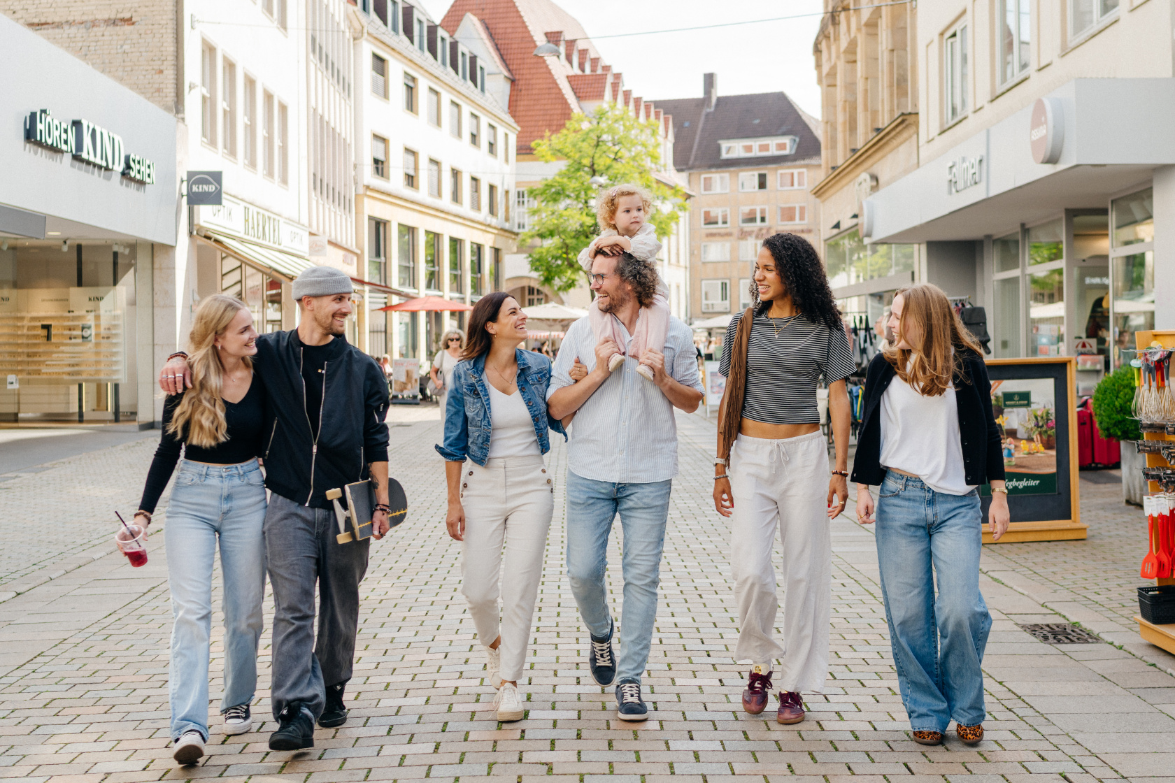 Gruppe von Menschen spaziert durch Bielefelder Altstadt.
