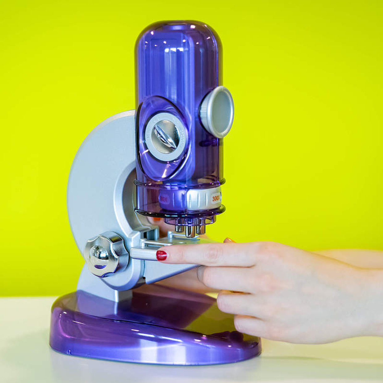 Wissenswerkstadt Programm Experimentieren Hand am Mikroskop