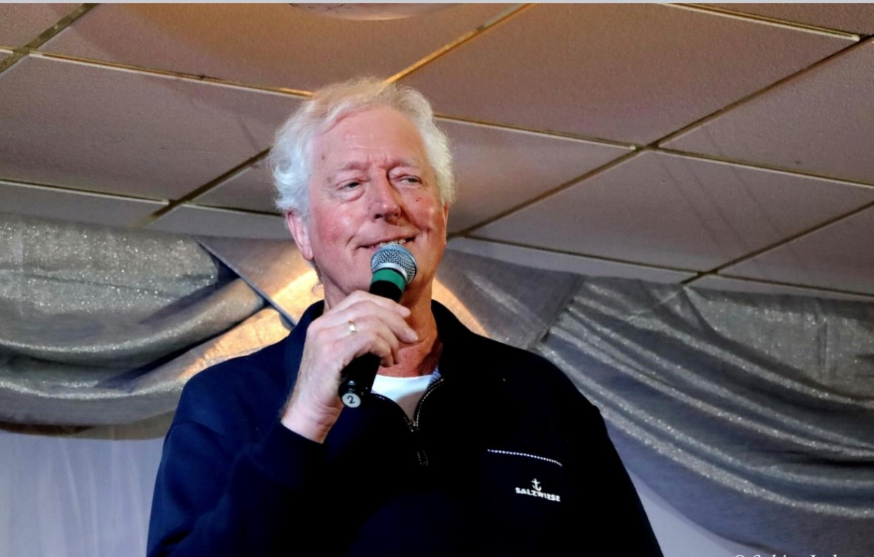 ein Mann (Georg) singt mit Mikrofon