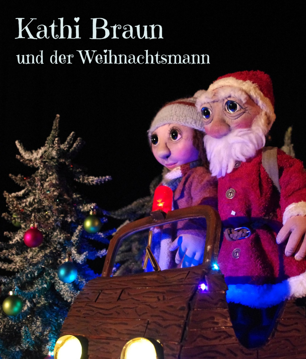 Das Bild zeigt das Veranstaltungsplakat von "Kathi Braun und der Weihnachtsmann". Zu sehen sind zwei Puppen, die in einem Auto sitzen. Eine der Puppen ist gekleidet wie der Weihnachtsmann.