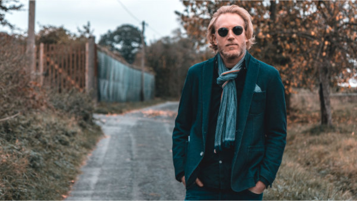 Mann mit Sonnenbrille geht spazieren