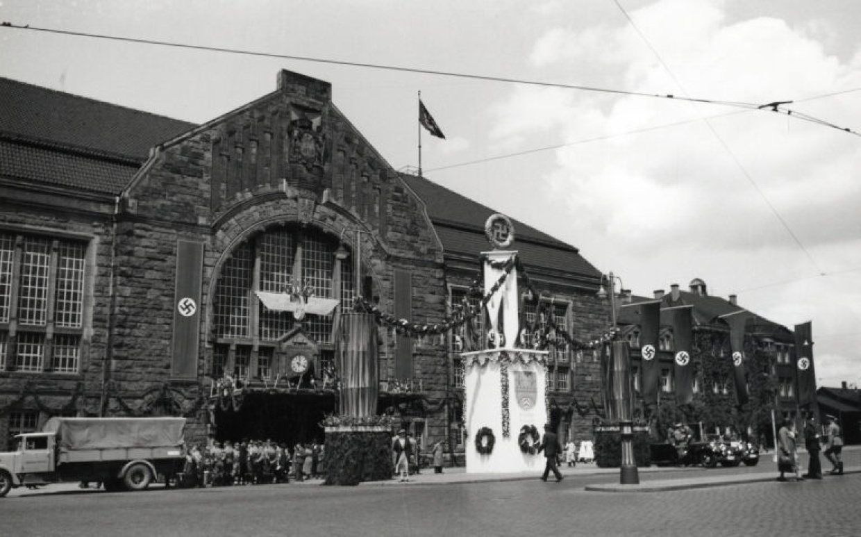 1933