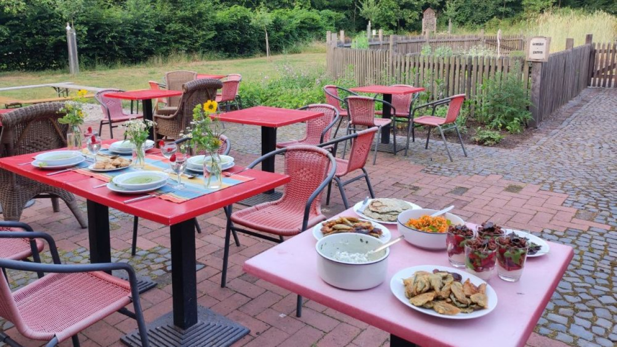 gedeckte Tische mit Leckereien