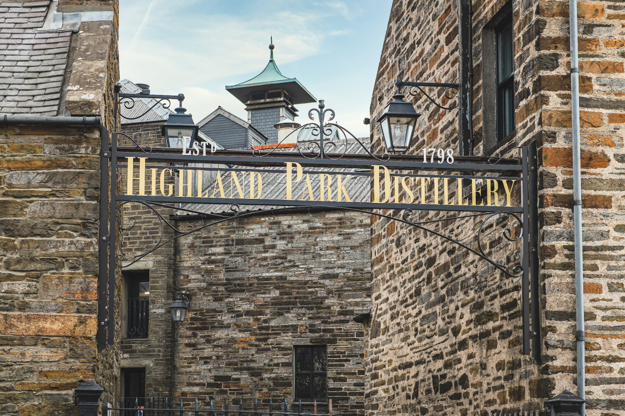 Einganstor der Whisky-Brennerei Highland Park auf Orkney Island