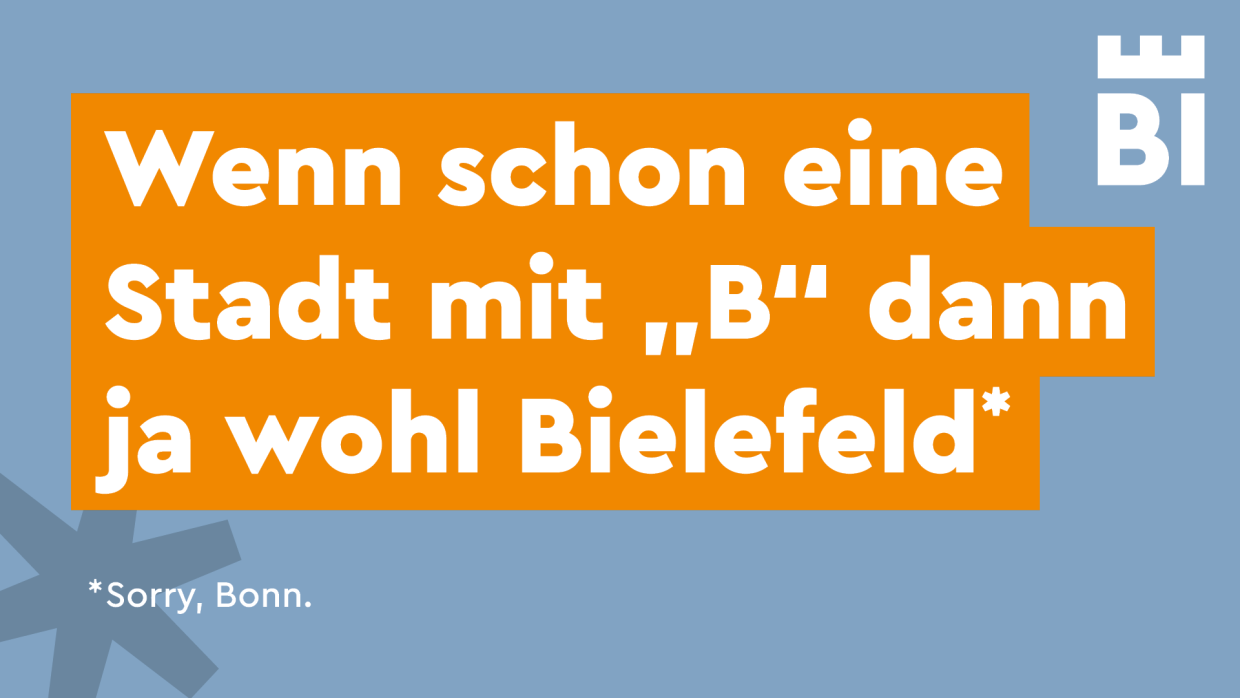 Ironisches Zitat über Bielefeld auf blauem Hintergrund.
