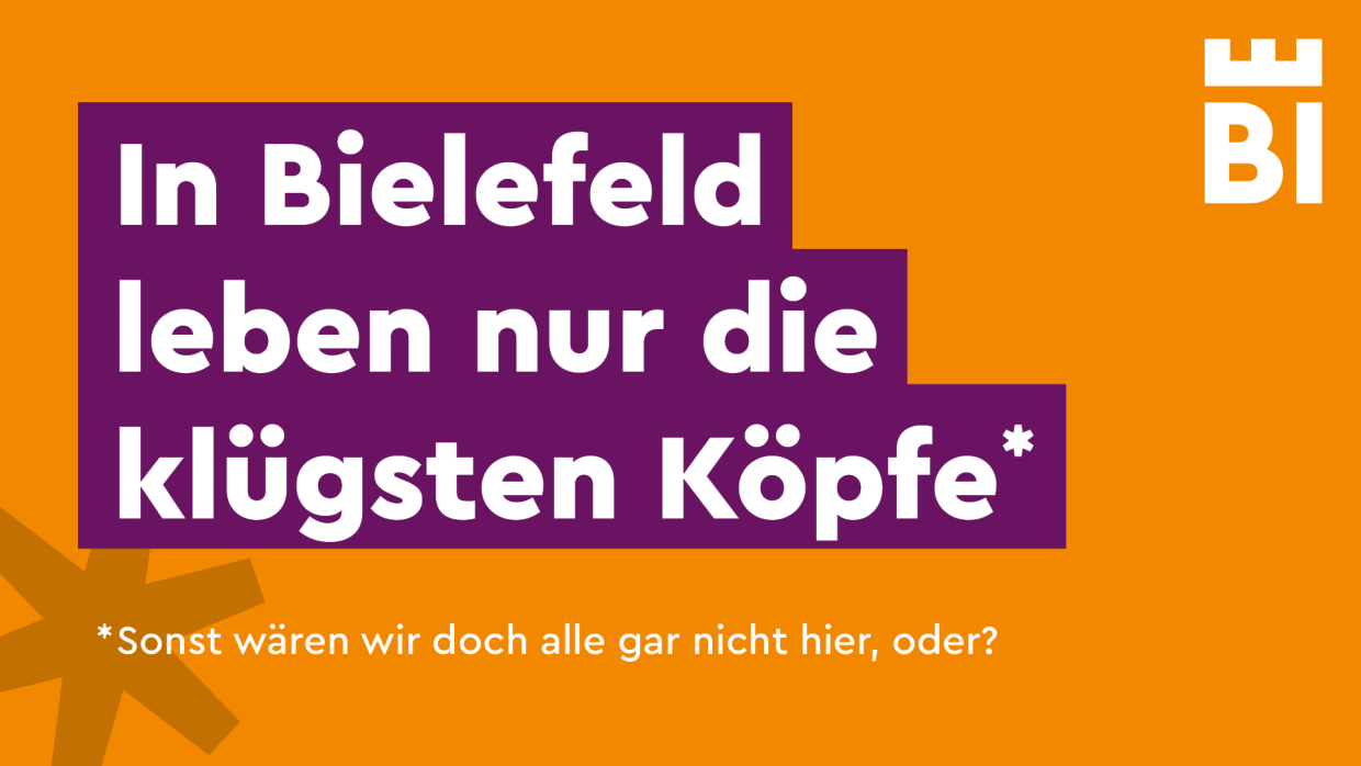 Ironisches Zitat über Bielefeld auf orangenem Hintergrund.