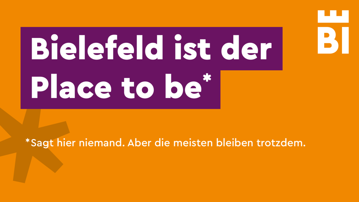 Bielefeld ist der Place to be – orangenes Werbeplakat mit weißem Text