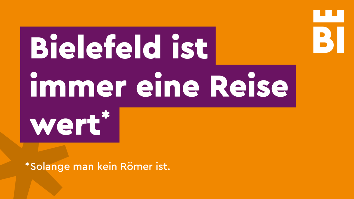 Ironisches Zitat über Bielefeld auf orangenem Hintergrund.