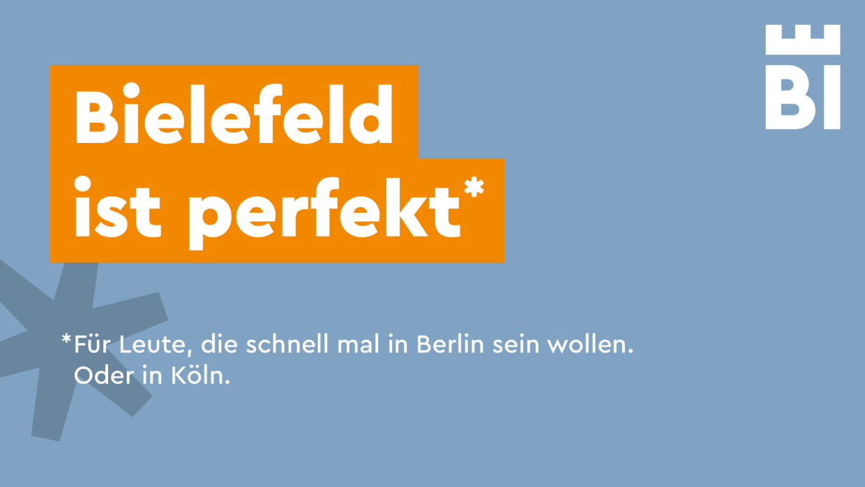 Ironisches Zitat über Bielefeld auf blauem Hintergrund.