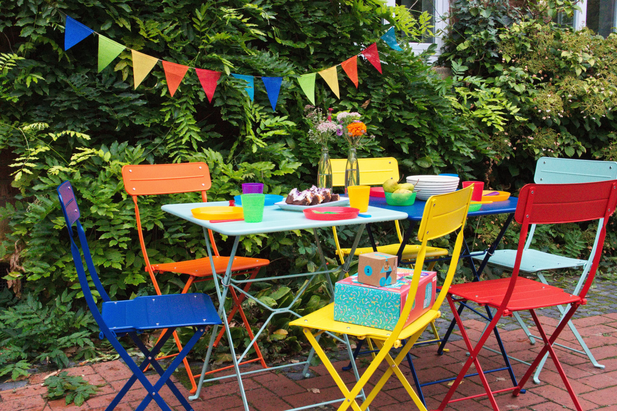 Garten mit bunten Stühlen