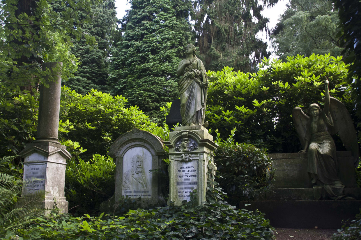 Altes Grabmal auf dem Johannisfriedhof