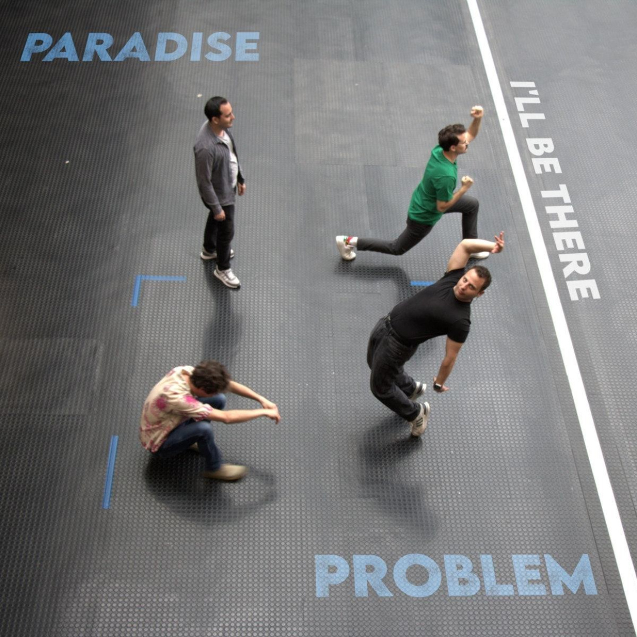 Drei Personen trainieren auf grauer Matte zwischen "Paradise" und "Problem" markierten Bereichen.