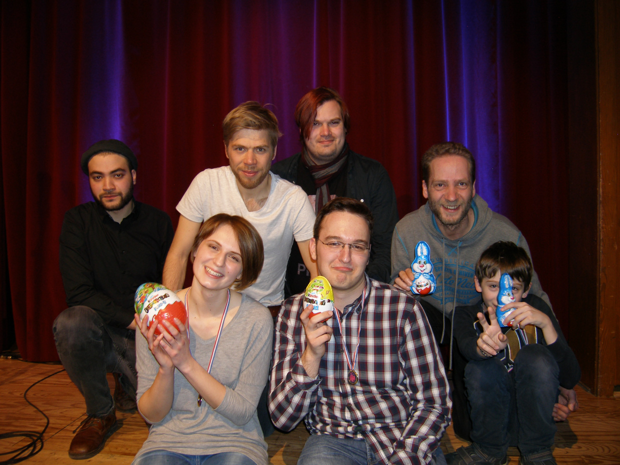 Das Bild zeigt die Teilnehmer:innen eines früheren Poetry Slams in Sennestadt.