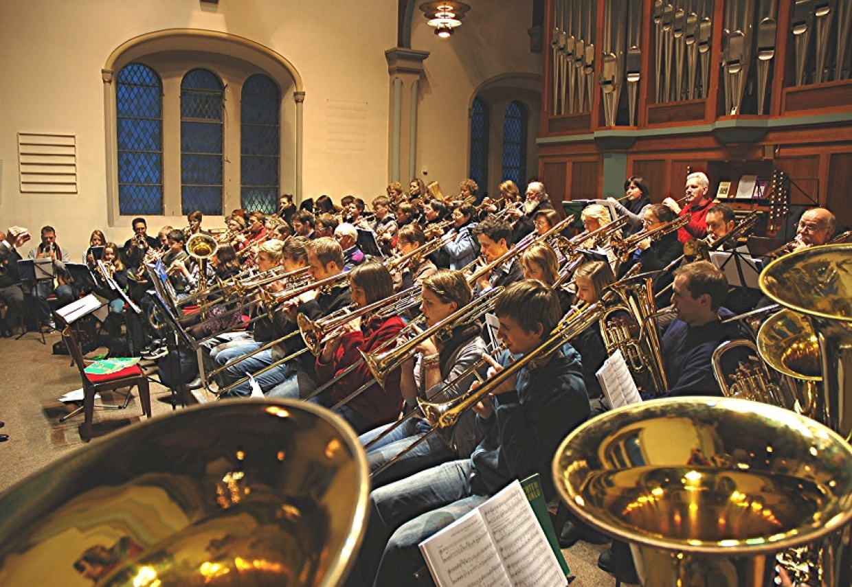 Posaunenbläser spielen in einer Kirche