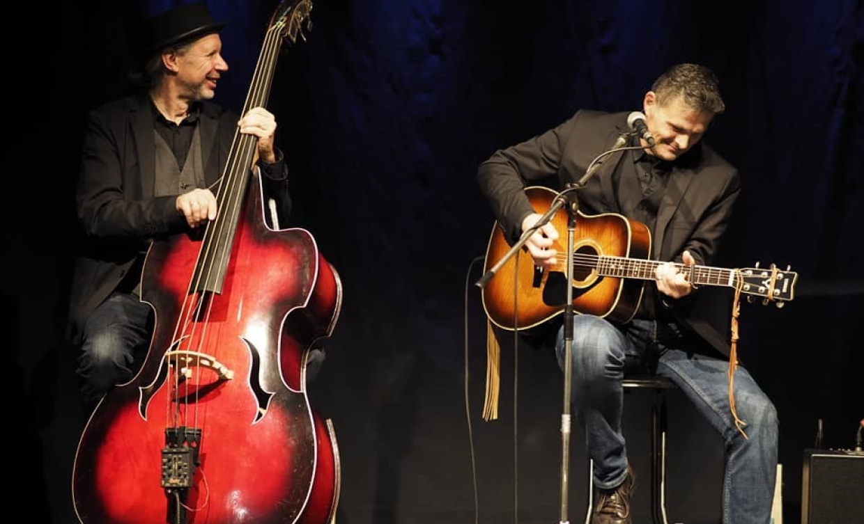 ein Musiker am Kontrabass und einer an der Gitarre