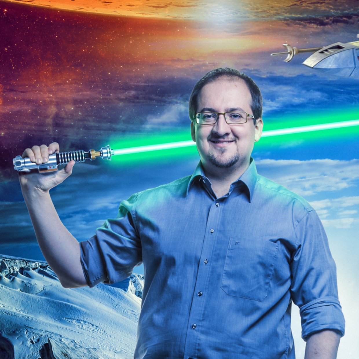 Zu sehen ist ein Mann der ein Lichtschwert in der Hand hält.