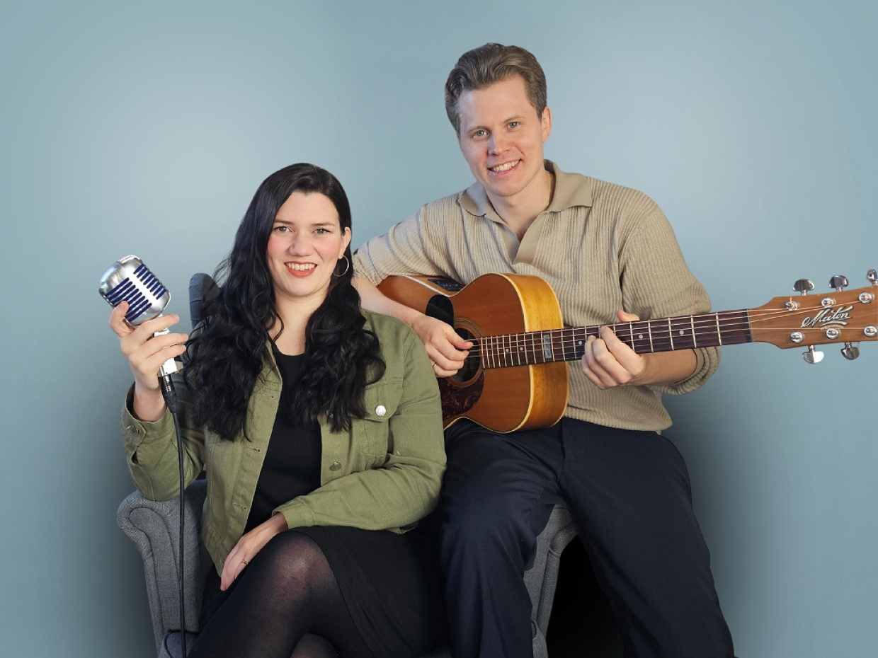 Sängerin und Musiker mit Gitarre