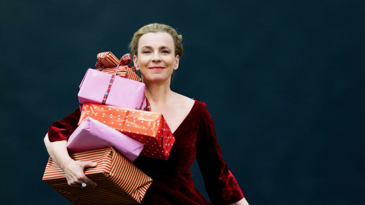 Frau mit bunten Weihnachtspaketen aufem Arm
