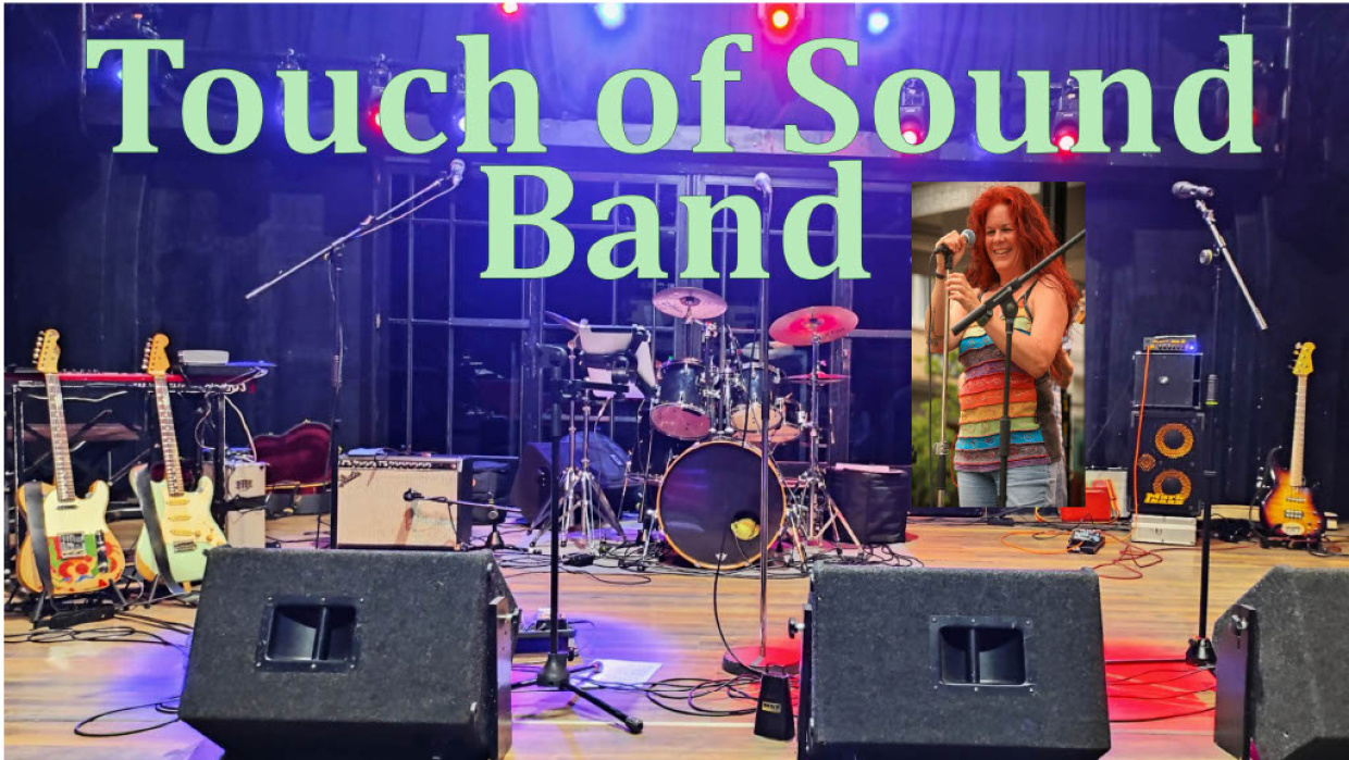 Touch of Sound Band auf der Bühne mit Instrumenten und Scheinwerfern.