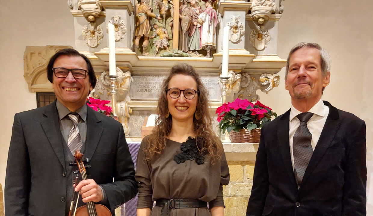 Serhii Arzumanov, Lara Venghaus, Michael Hoyer in der Heeper Kirche S. Arzumanov, L. Venghaus, M. Hoyer (v.l.)
