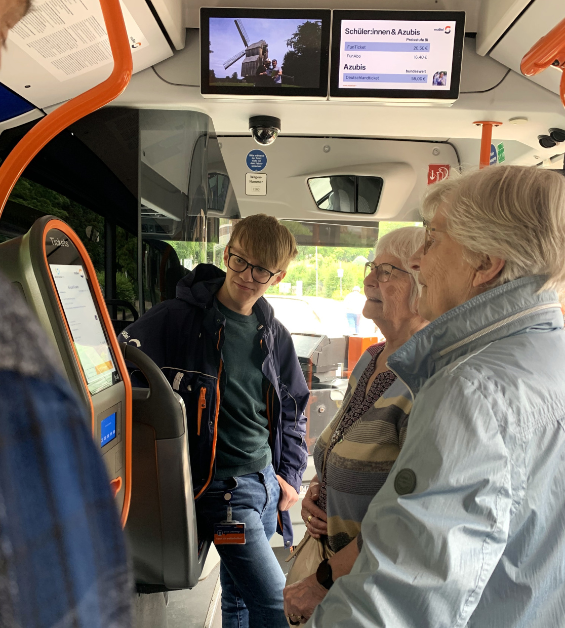 Schulung von moBiel bei der AWO. Bild von V. Priesmeyer Ein Mitarbeiter von moBiel erklärt zwei Seniorinnen den neuen Fahrkartenautomat im Bus.