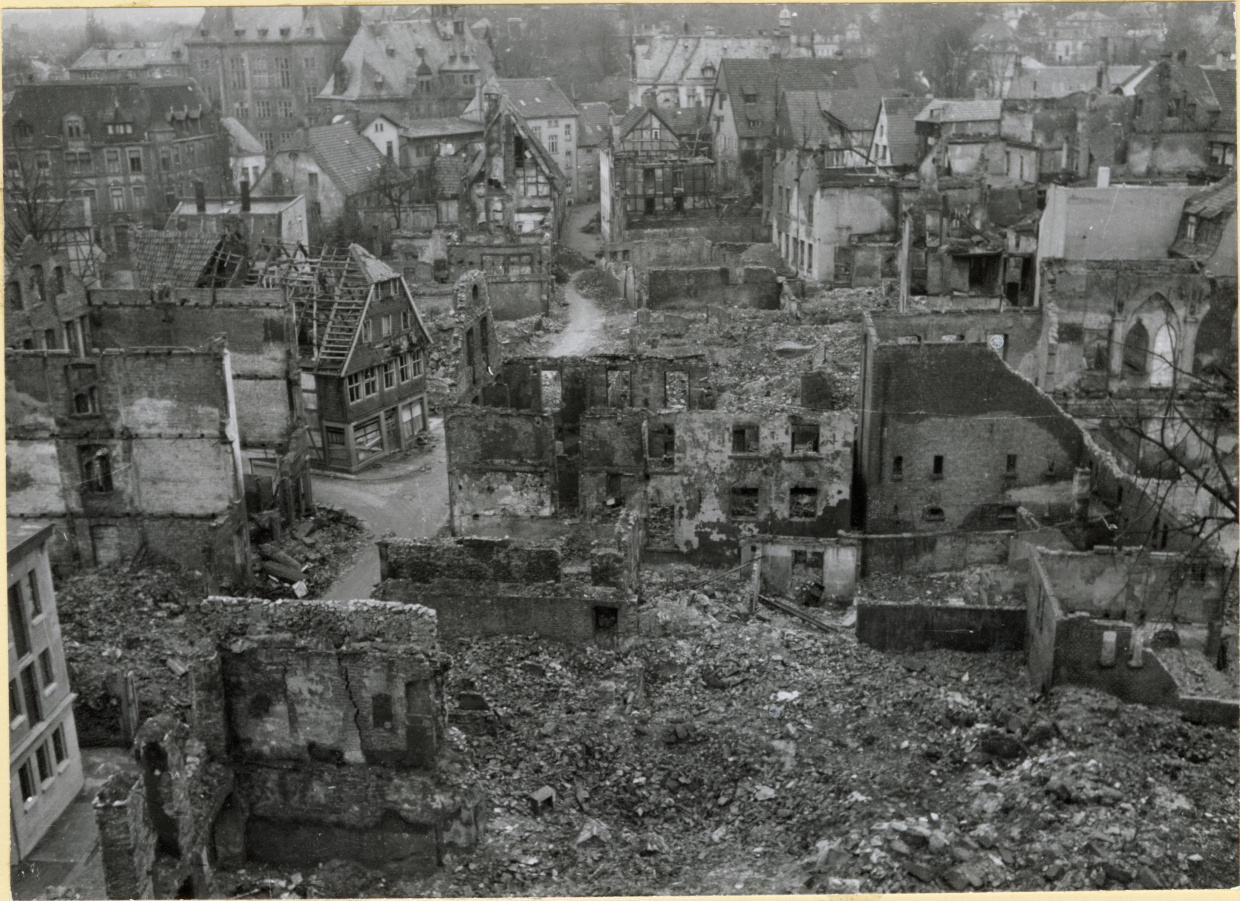 Die zerstörte Altstadt von Bielefeld 1944 (Stadtarchiv) 80 Jahre nach Kriegsende - Zeitzeugen berichten: Blick auf die zerstörte Altstadt