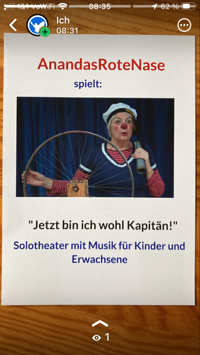 Szene Clown mit Kapitänsmütze und Steuerrad