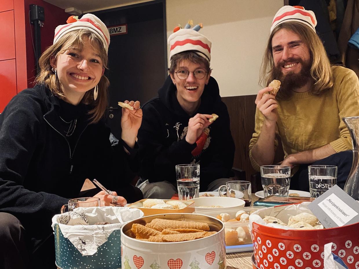 Die Keks-Jury beim Knabbertest. Foto: Filmhaus Die Keks-Jury beim Knabbertest im Lichtwerk.