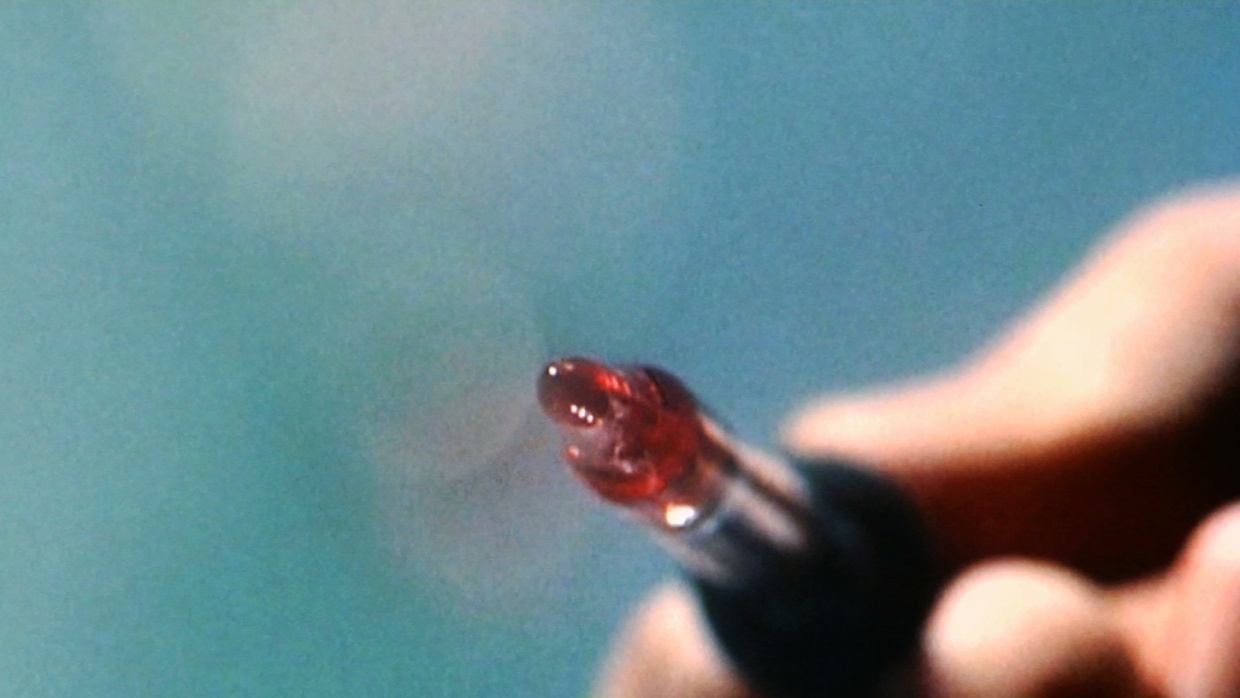 Eine Hand hält eine Leuchtdiode