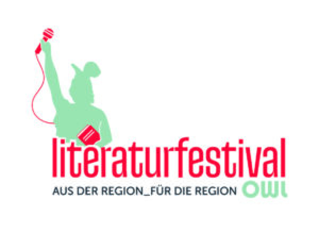 Logo des Literaturfestivals OWL. Eine stilisierte grüne Figur hält ein rotes Mikrofon und Buch.