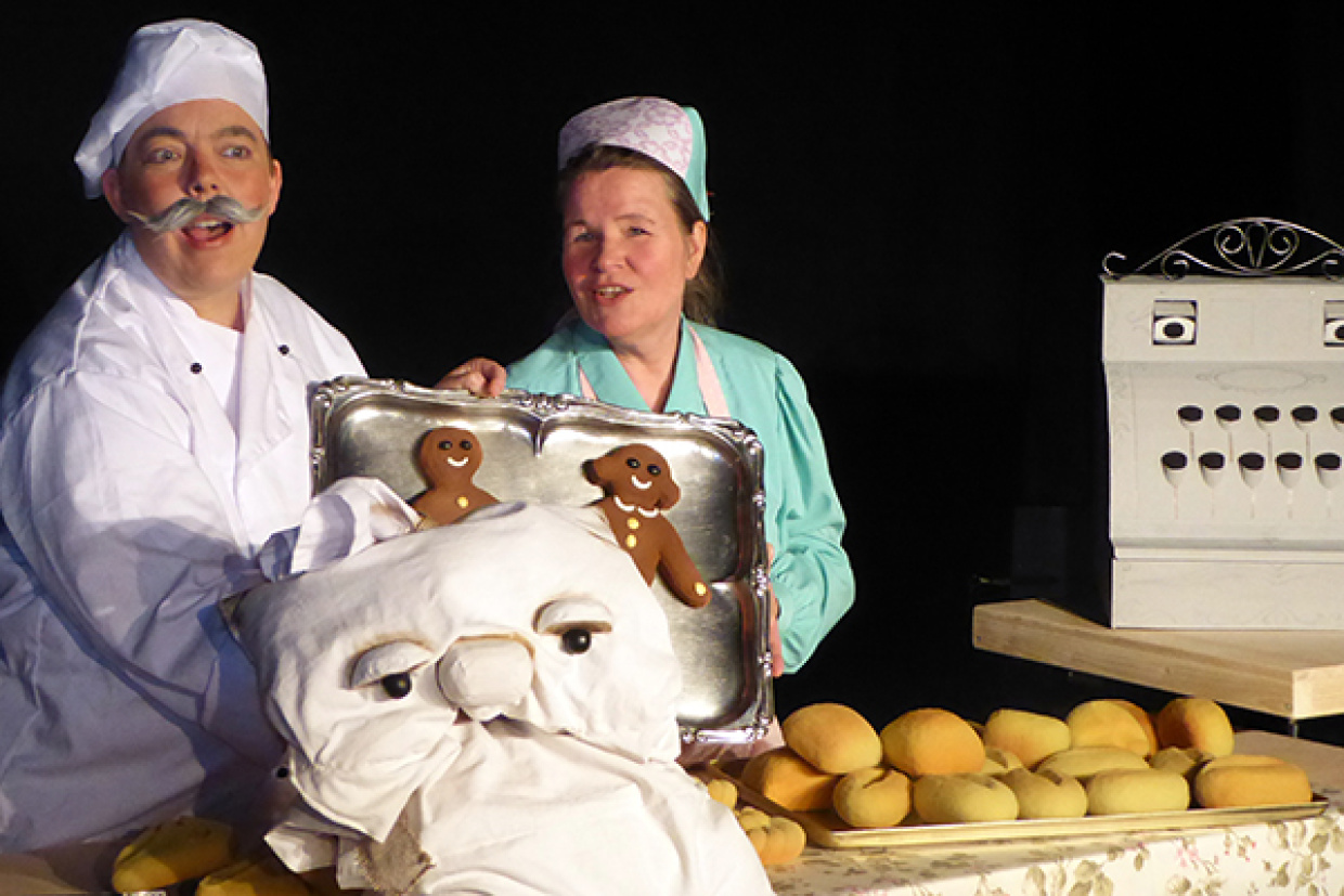 Bäcker Bängel und seine Frau zeigen ihre Backwaren