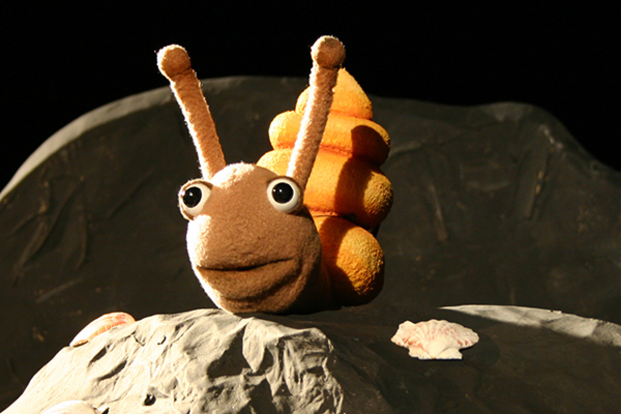 Schnecke sitzt auf einen Stein