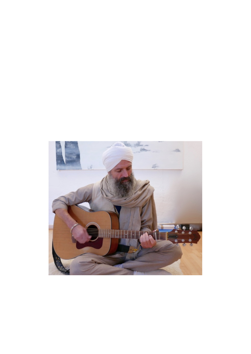 Amrit Sadhana Singh mit Gitarre