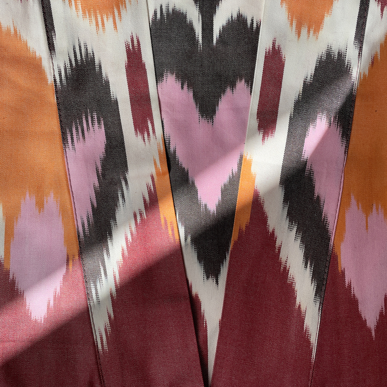 Ausschnitt eines IKAT Stoffes mit typisch, flammenartigem Muster dieses Gewebes mit Kettdruck. 