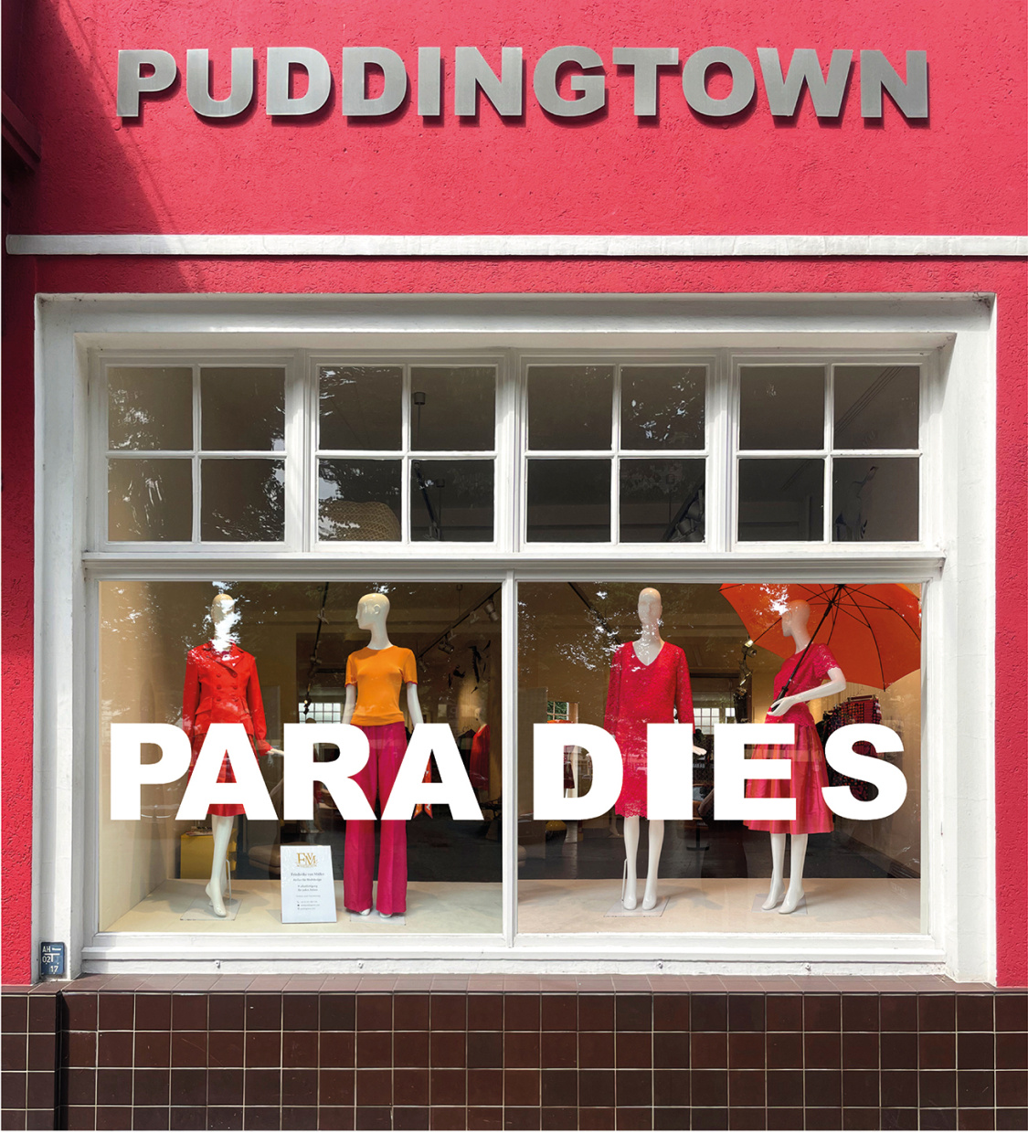 knalliges Schaufenster in rot und pink des Ateliers Puddingtown in der Altstadt Bielefeld