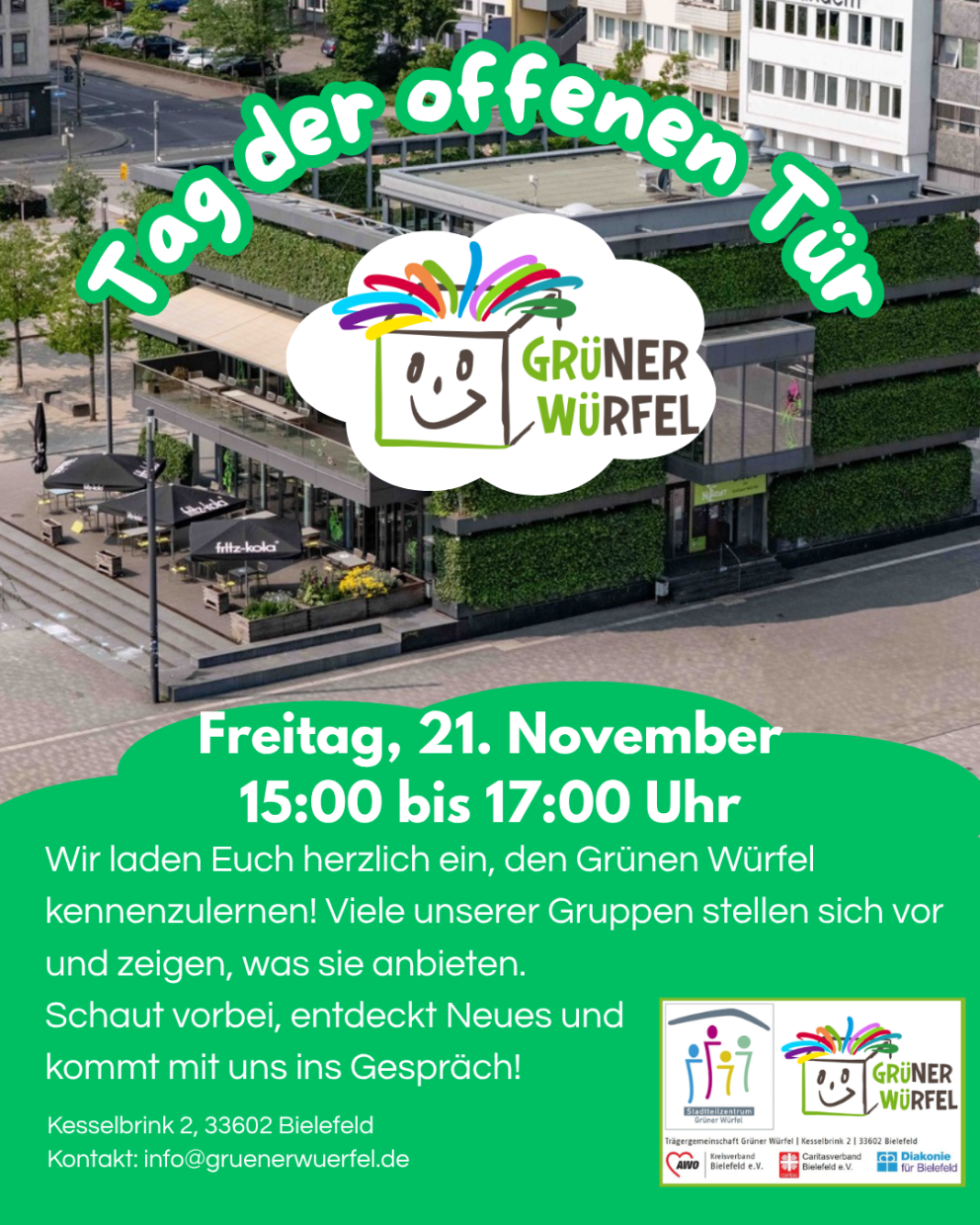 Logo des Grünen Würfels, im Hintergrund ein Bild vom Grünen Würfel