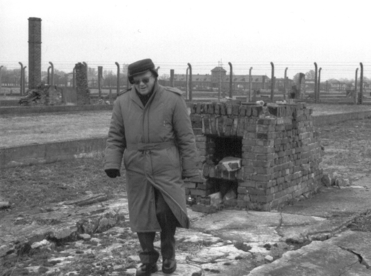 Stanislaw Hantz vor dem Krematorium Auschwitz Birkenau