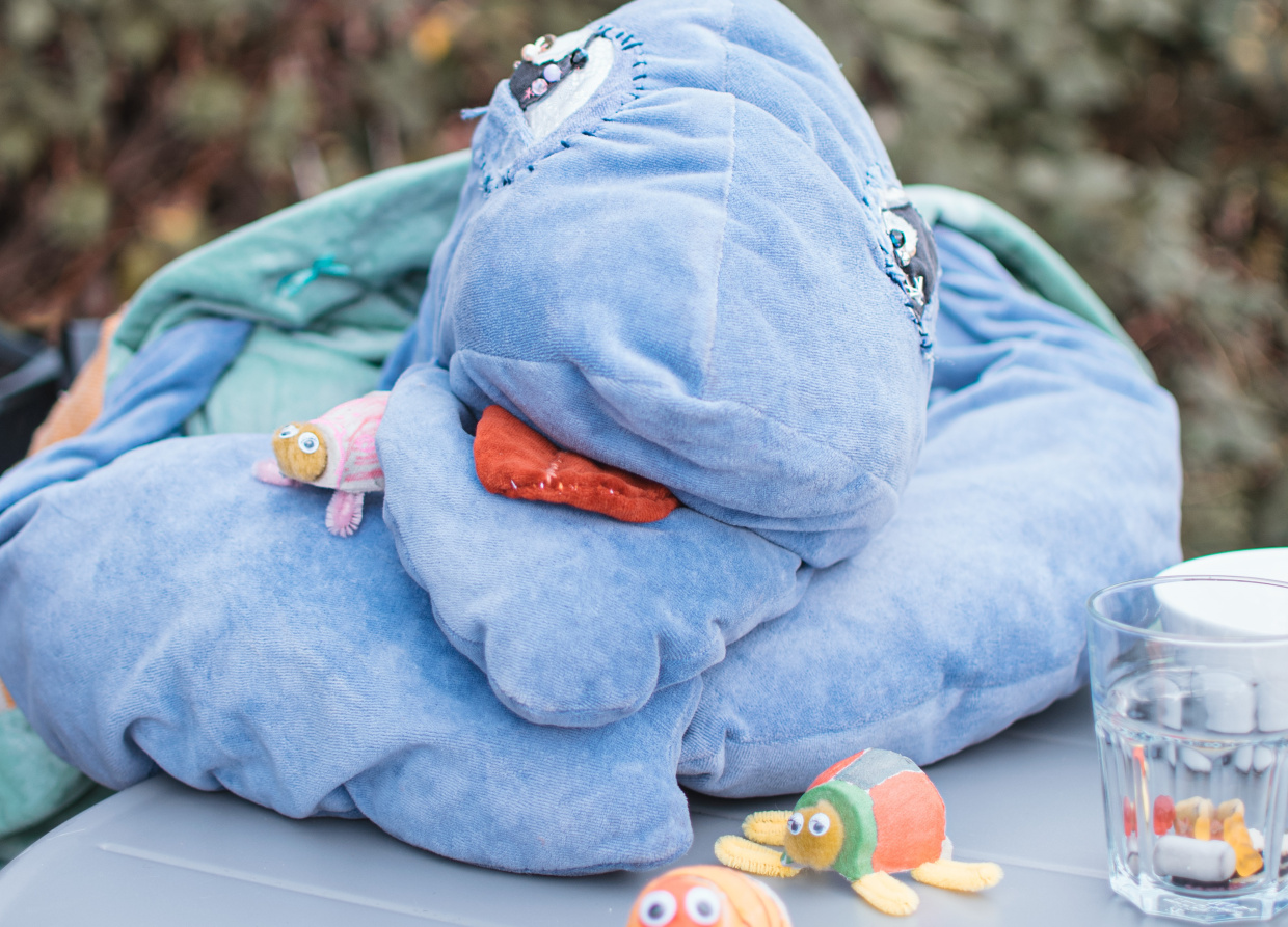 Schildi, die Schildkröte, zusammen mit ihren Freunden (kleinen gebastelten Baby-Schildkröten)