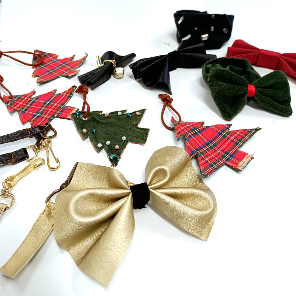 Baumschmuck und Schlüsselanhänger aus Textilresten gefertigt.