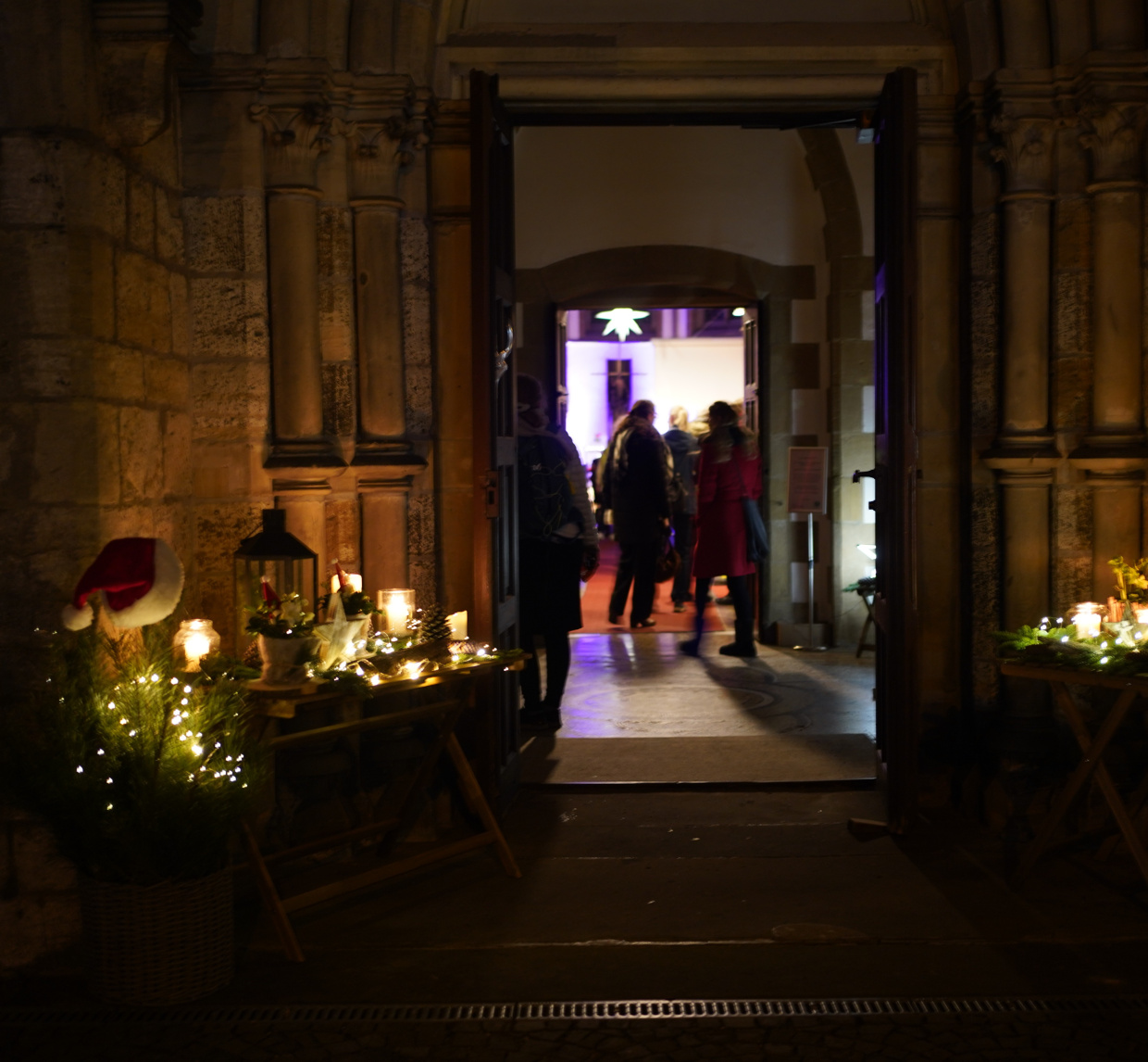 Der Eingang der Pauluskirche, winterlich geschmückt