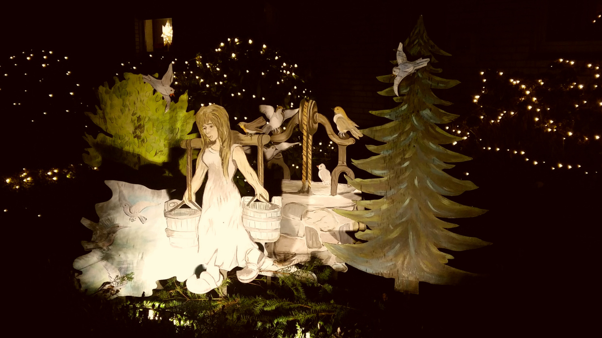 Hier stehen Märchen der Gebrüder Grimm in den Vorgärten der Anwohner, die bei Einbruch der Dunkelh. 