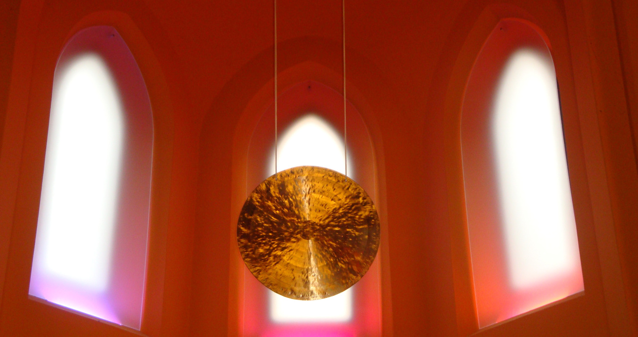 schwebender Fen-Gong vor der Fensterkulisse der Capella Hospitalis