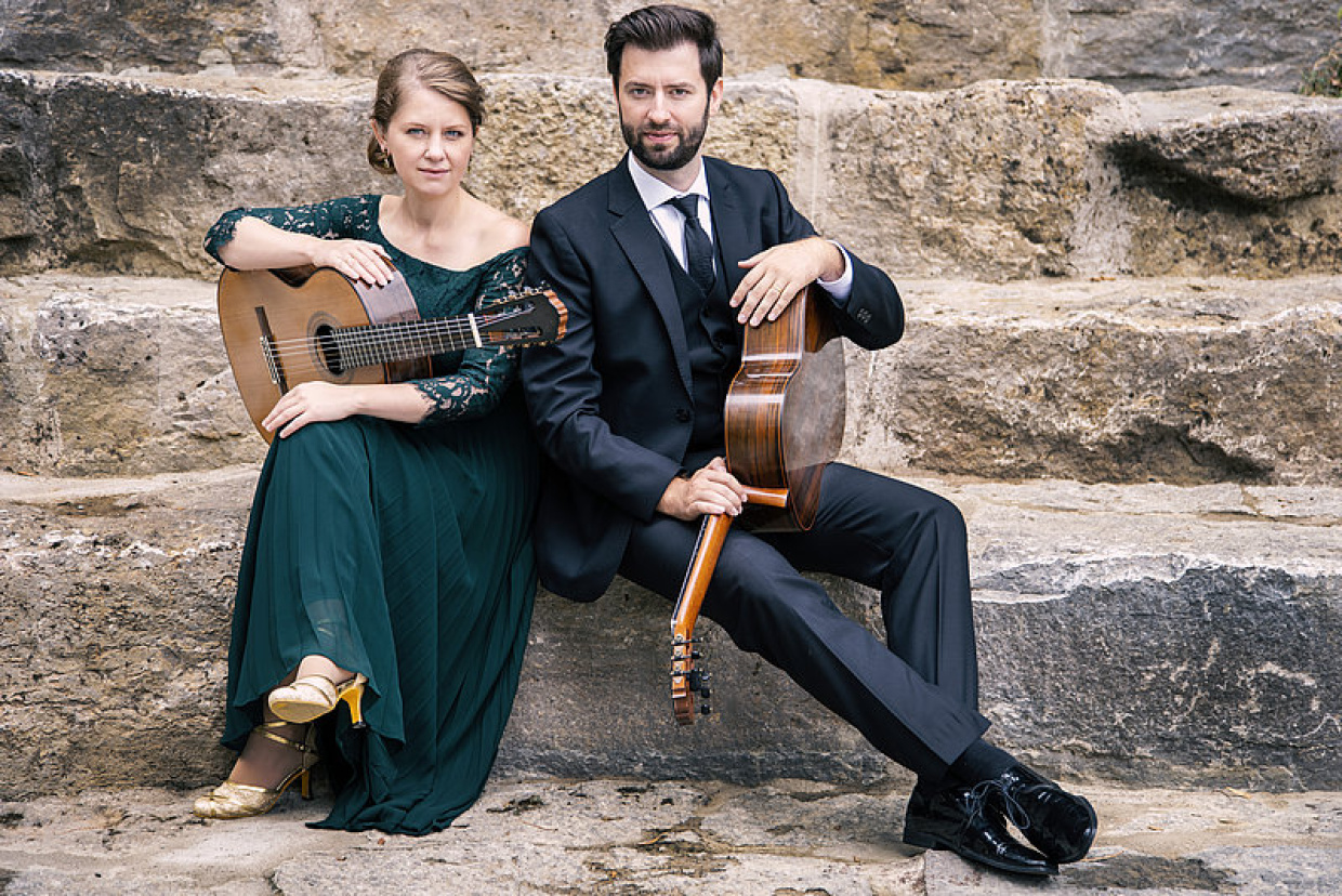 Das ARTIS Gitarrenduo, auf Stufen sitzend.