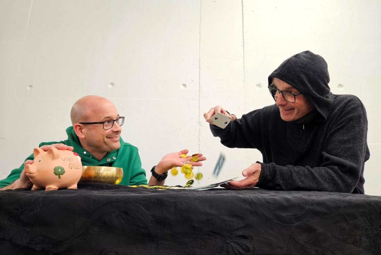 Zwei Personen spielen Karten um Geld