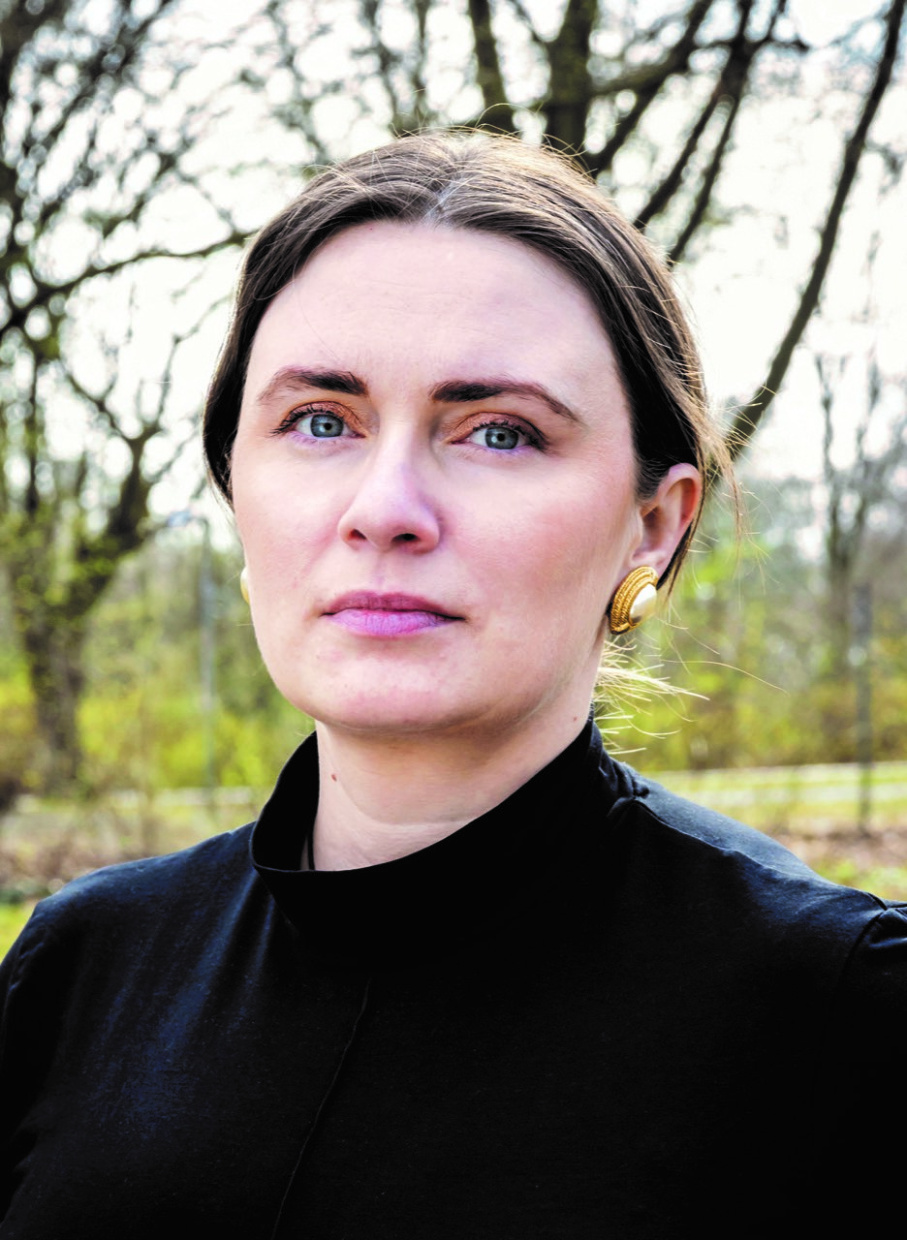 Auf dem Bild ist ein Portraitfoto von Elina Penner zu sehen.