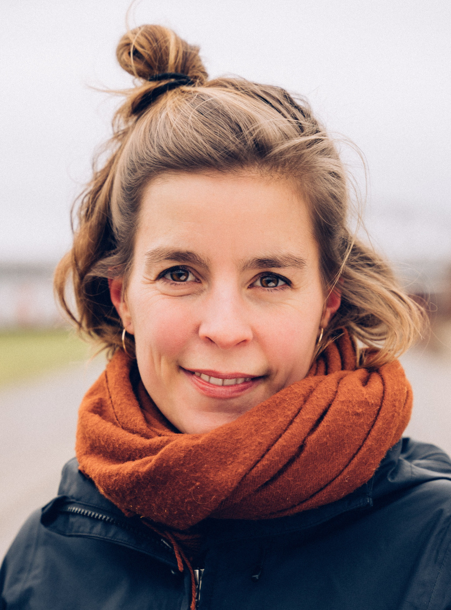 Auf dem Bild ist ein Portraitfoto von Alicia Schlender zu sehen. 