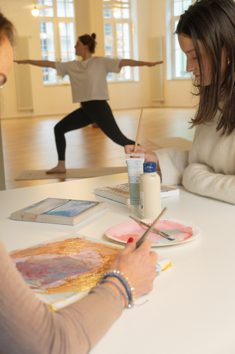 Im Flow. Yoga und abstrakte Malerei im Spirit.