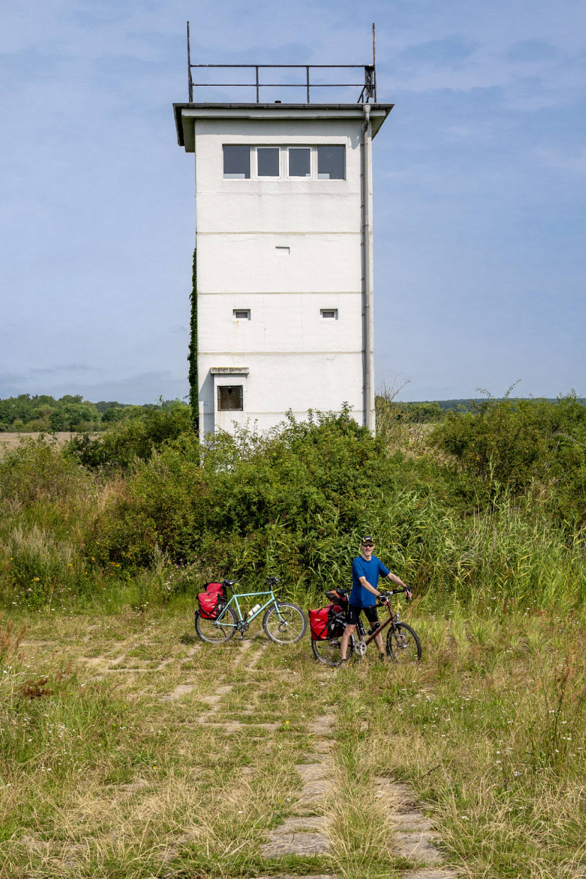 Vor einem ehemaligen Wachturm