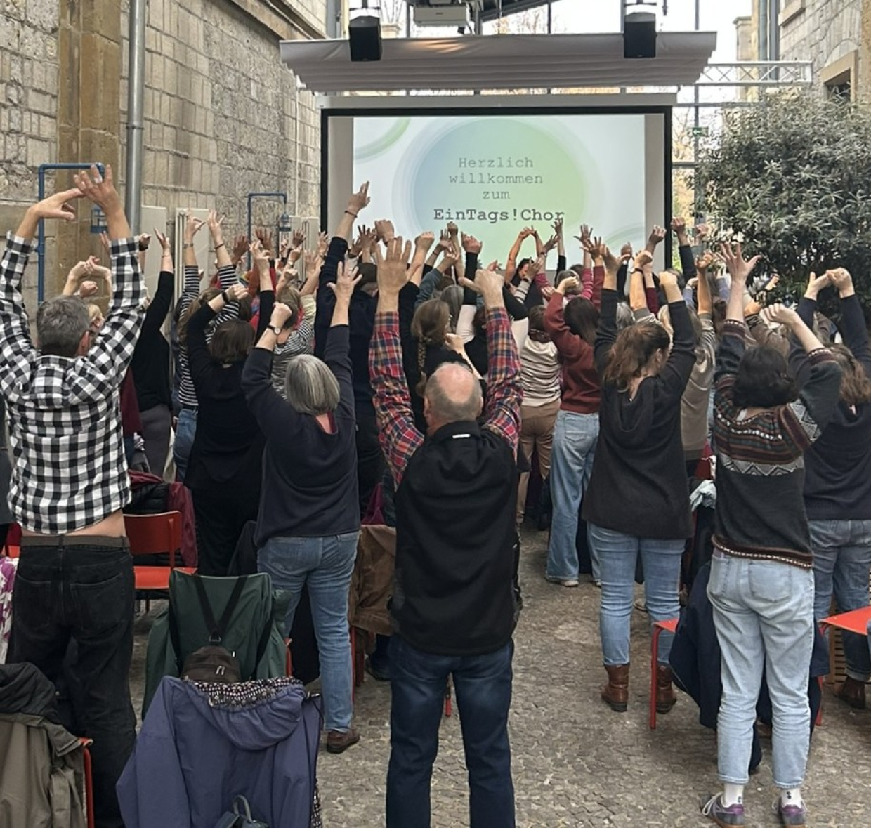 Das Bild zeigt Singende beim Einsingen und Bewegen im Historischen Museum.