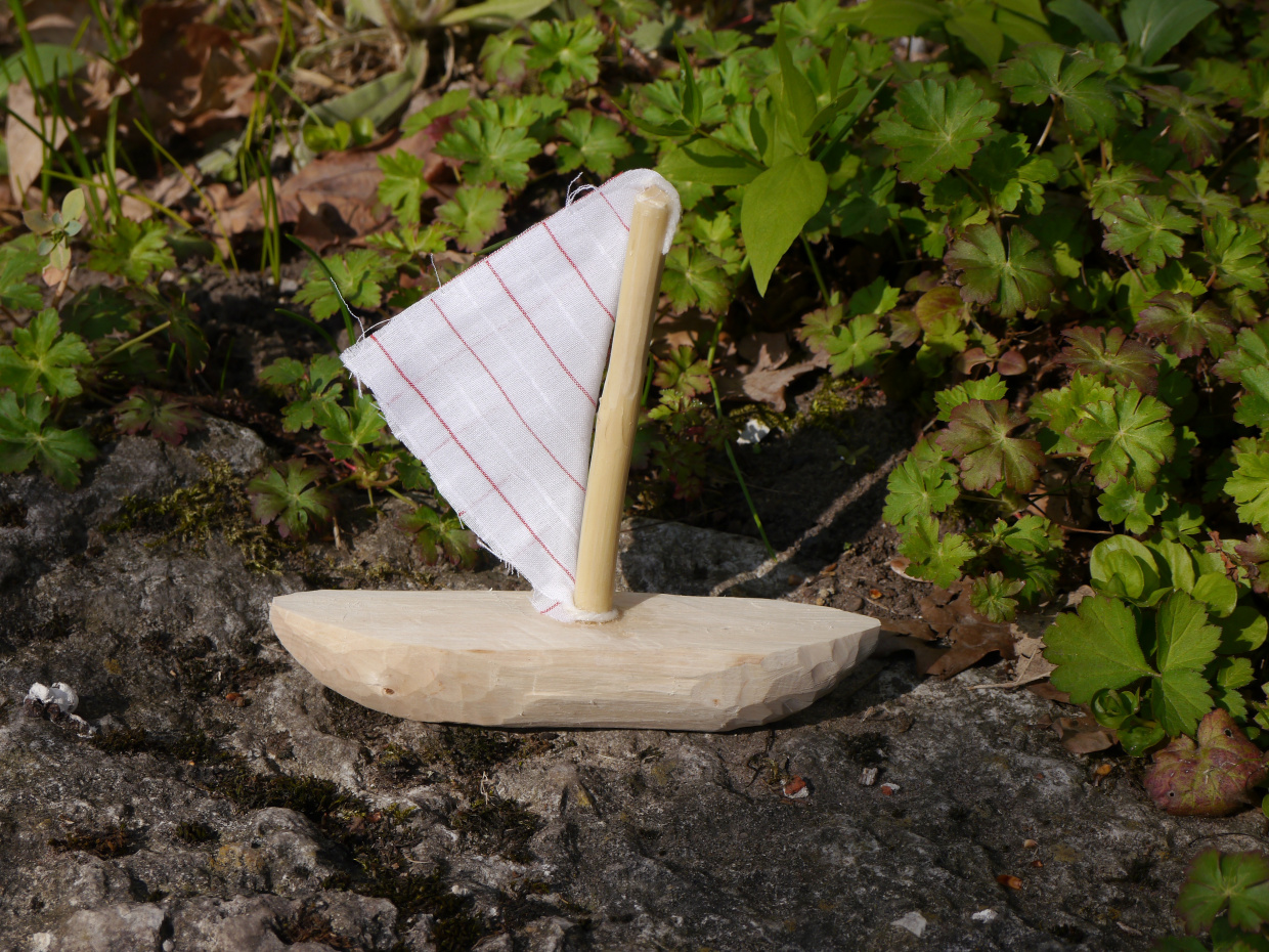 geschnitztes Segelboot
